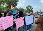 Warga Blokir Jalan Lintas Sumatera di Hinai, Tuntut Perbaikan Jalan