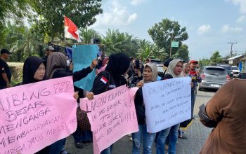 Warga Blokir Jalan Lintas Sumatera di Hinai, Tuntut Perbaikan Jalan