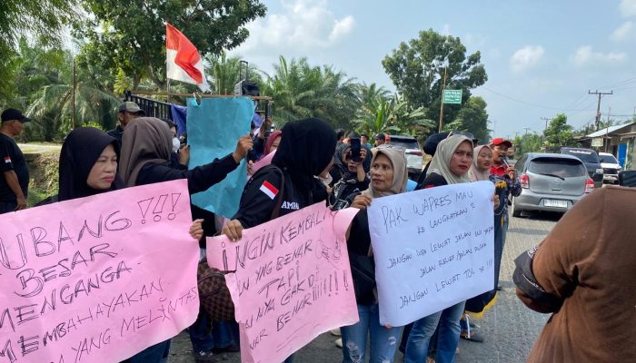 Warga Blokir Jalan Lintas Sumatera di Hinai, Tuntut Perbaikan Jalan