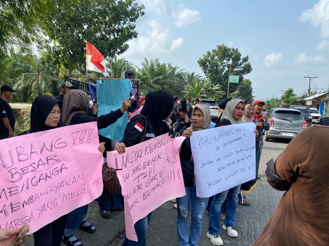 Warga Blokir Jalan Lintas Sumatera di Hinai, Tuntut Perbaikan Jalan